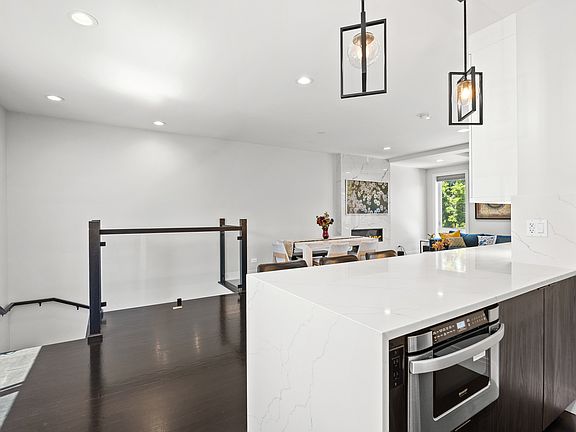 5th image of 3901 S Lake Park Ave #D