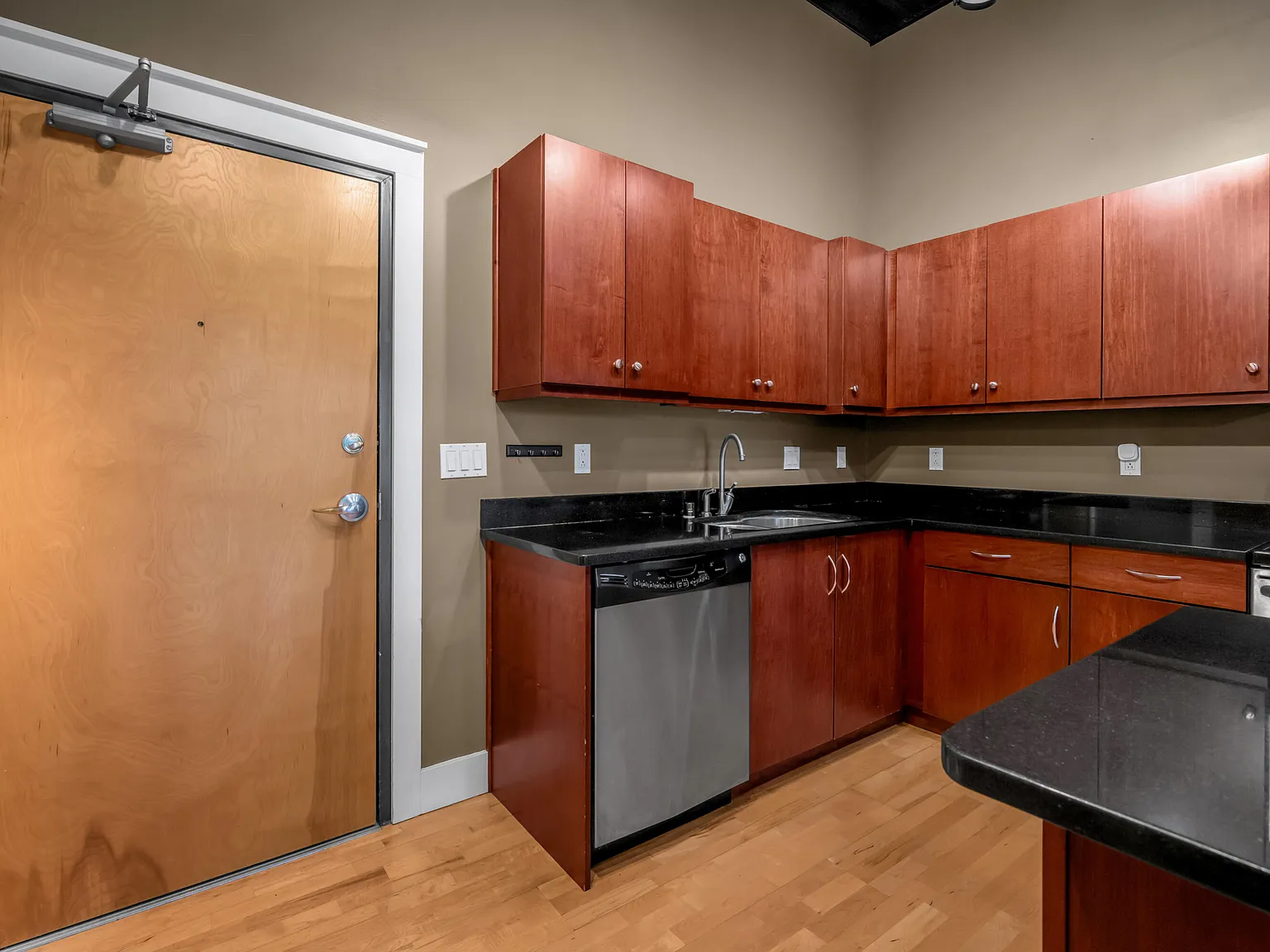 2 bed, 2.0 bath, 1068 sqft, $1,800 — Photo 2