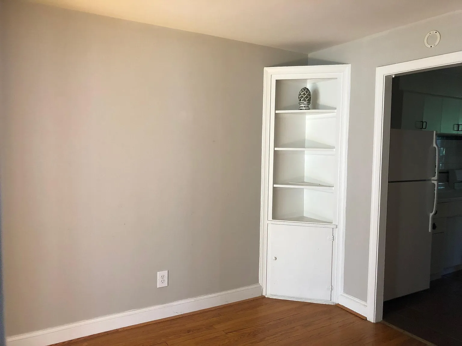1501 N Rhodes St. Apartments — Photo 3