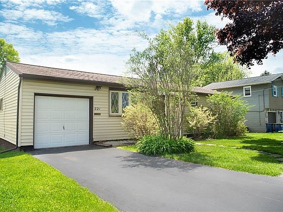 3rd image of 221 Kimberly Dr W