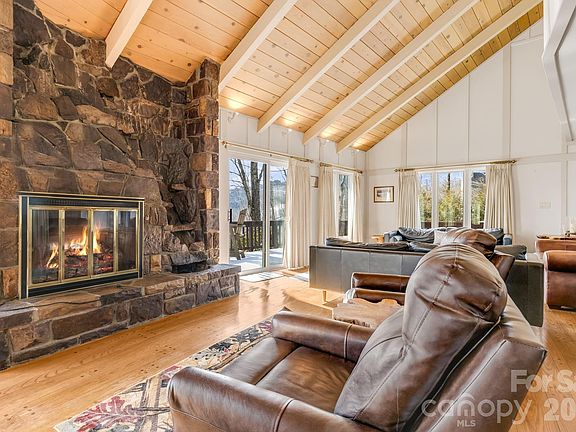 4th image of 301 Highland Cir