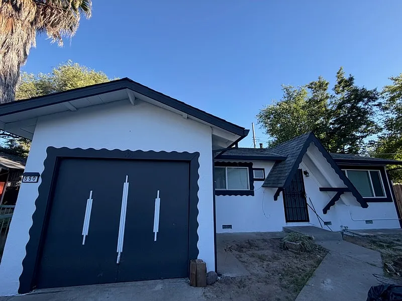 550 Las Palmas Ave