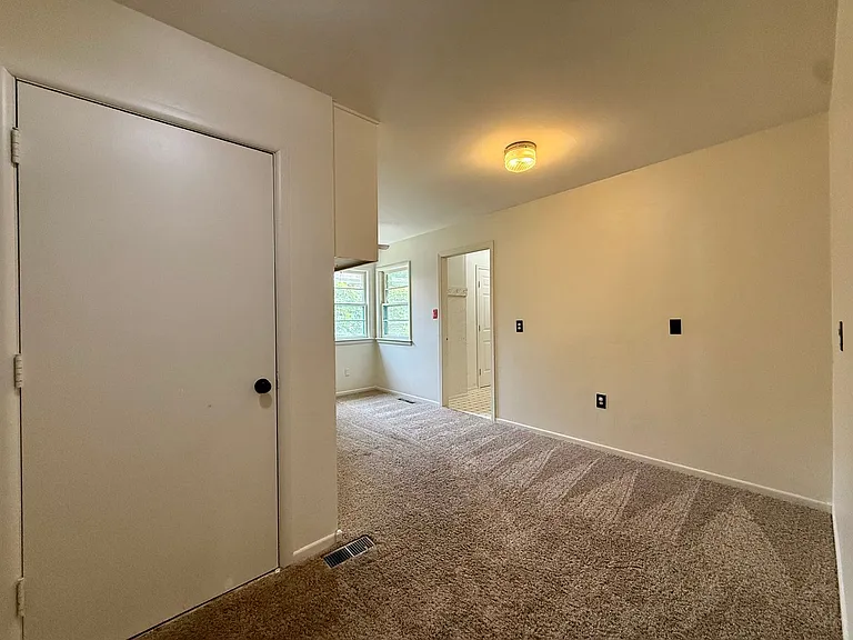 348 S Derby Ave — Photo 15