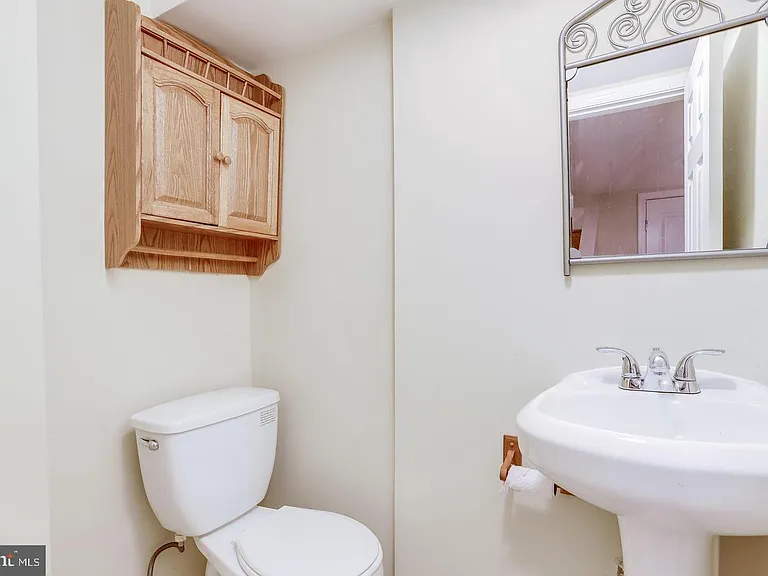 1417 G St NE — Photo 22