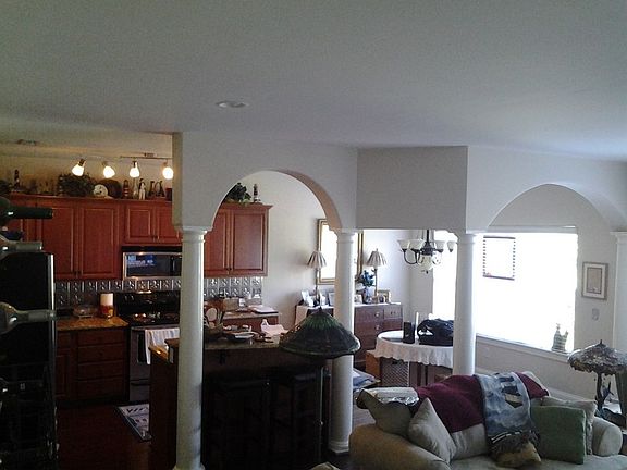 Elegant Accents Throughout Villa
						:
						Gorgeous accent columns, wall insets, arched doorways/foyer, large kitchen/DR