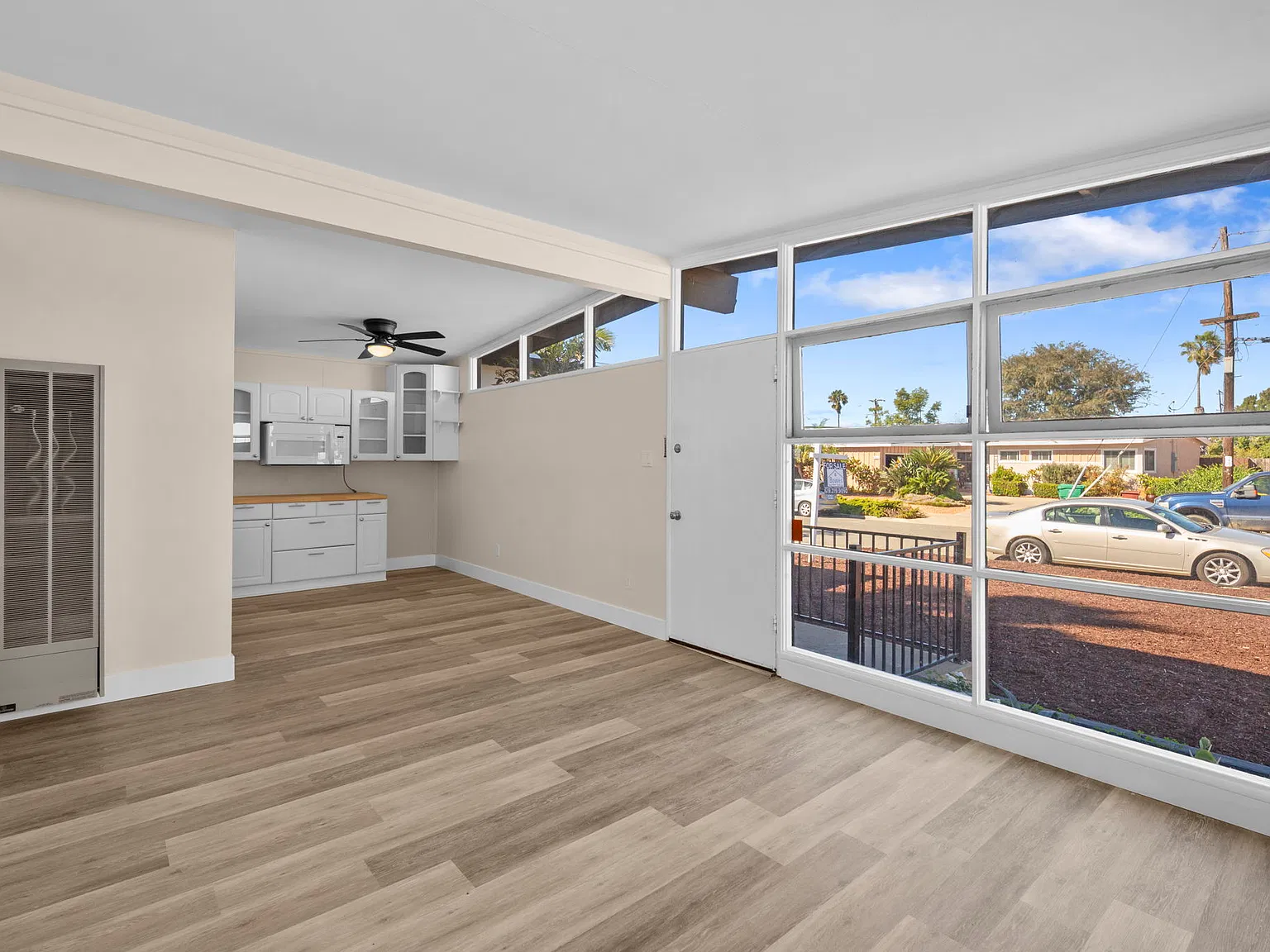 3 bed, 999 sqft, $3,950 — Photo 3