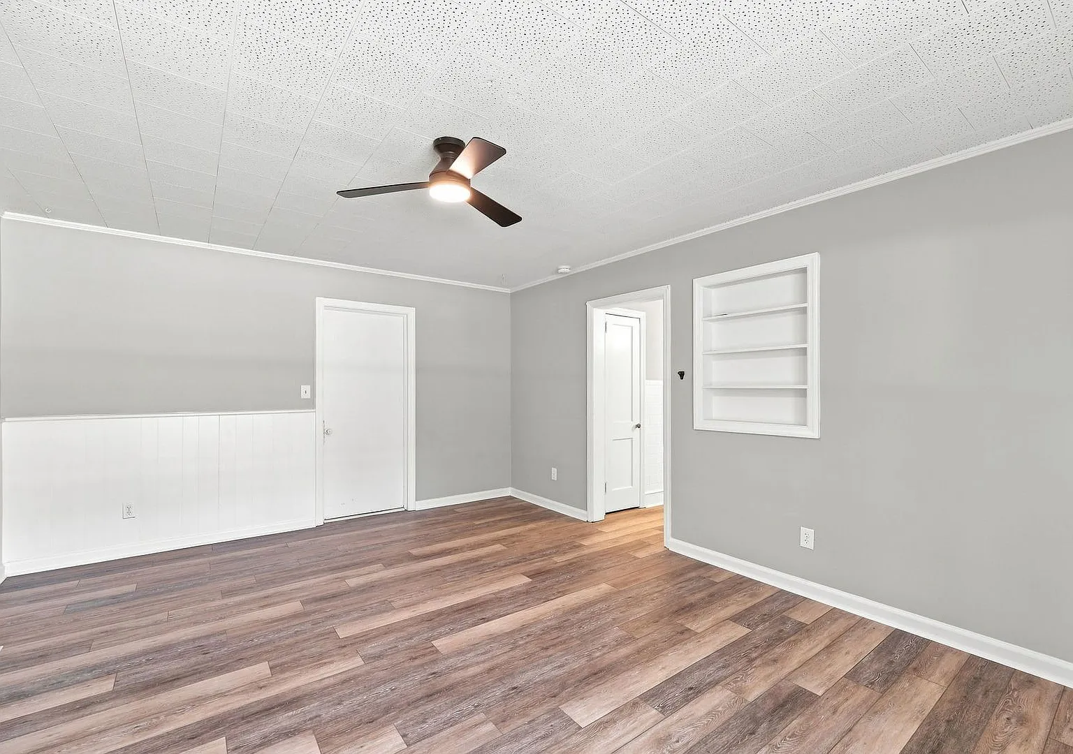 Beautifully Remodeled Brick Ranch Convenient to Shopping, Dining, Schools, and Major Highways — Photo 4