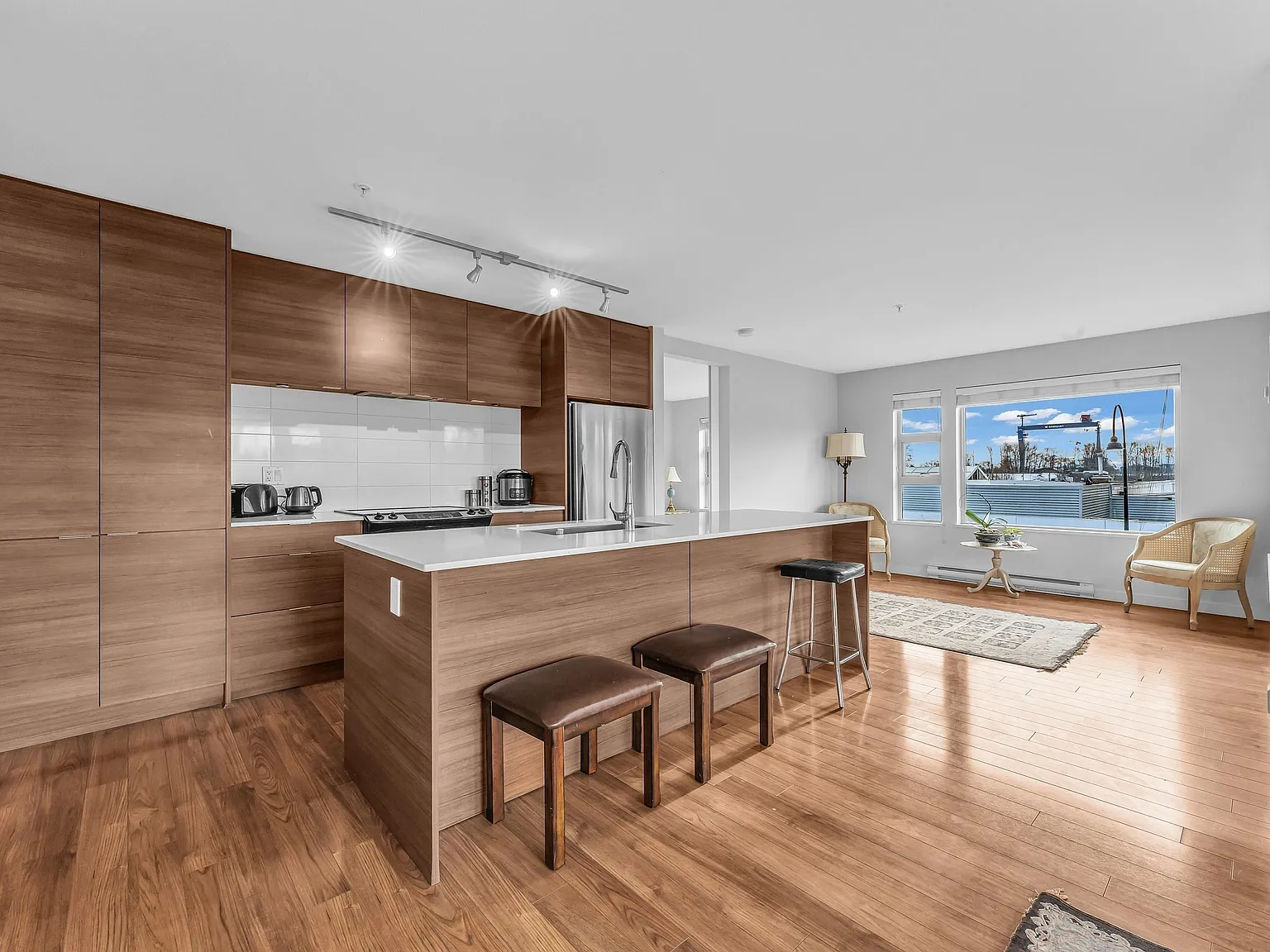 2 bed, 950 sqft, $3,200 — Photo 2