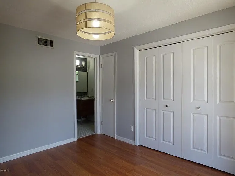 Bedroom w/large closet