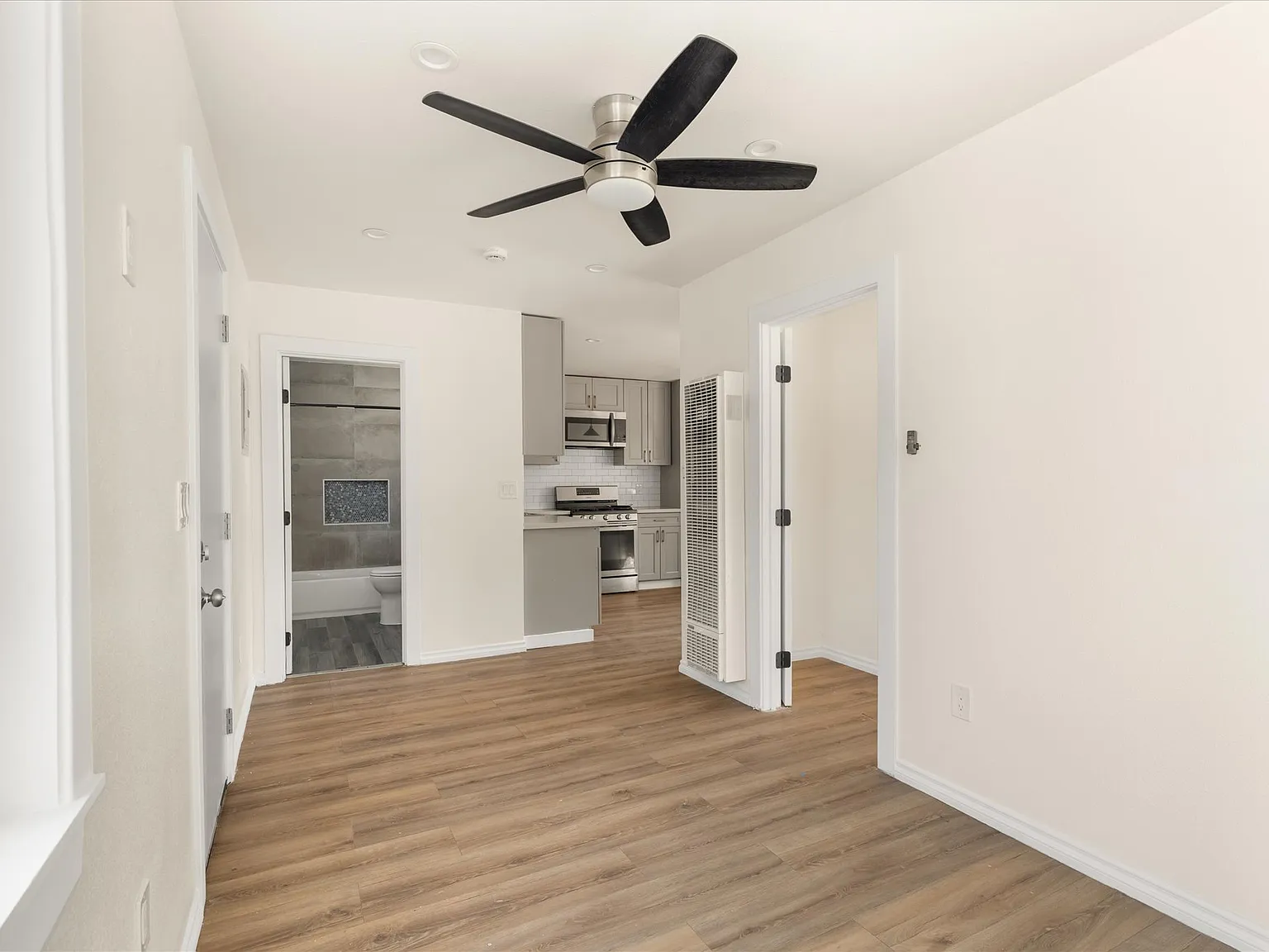 1 bed, 550 sqft, $2,097 — Photo 2