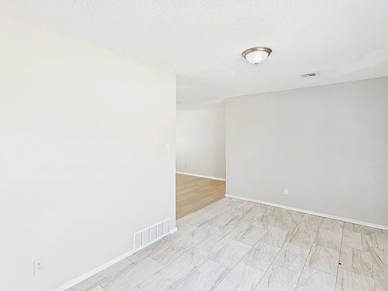 324 NW Compass Dr — Photo 9
