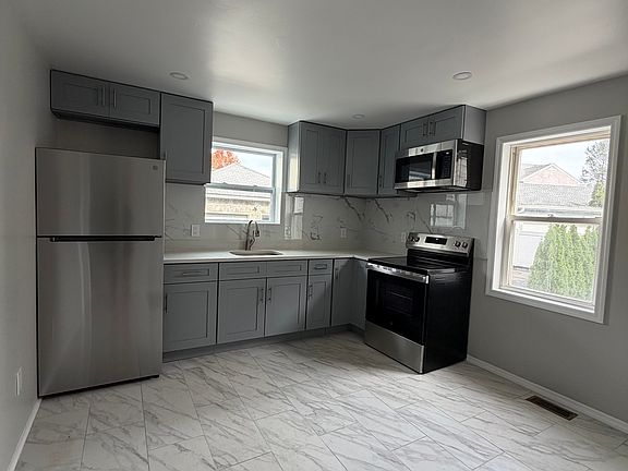 2nd image of 125 New St #1