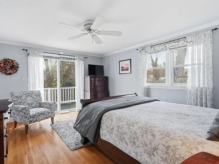 223 Edgewater Dr — Photo 11