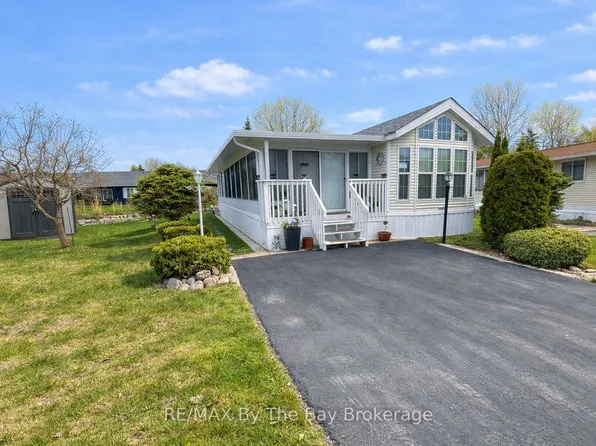 8 Huron Cir, Wasaga Beach, ON L9Z 1X7