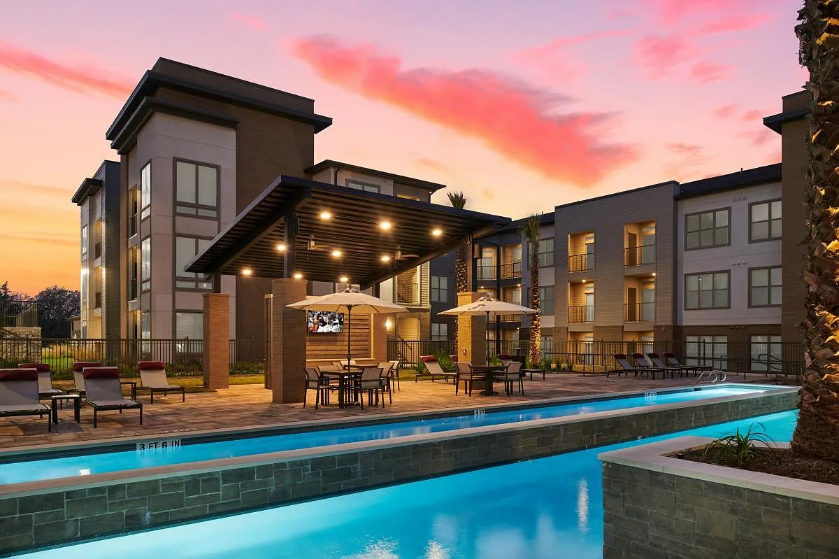 Lake Walk at Traditions Apartments — Photo 1