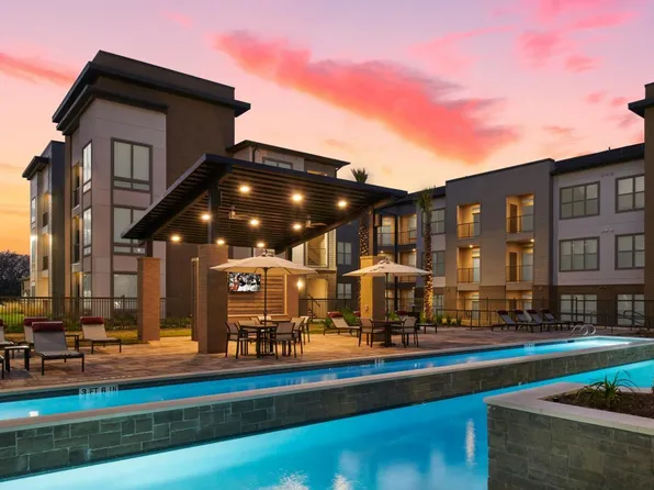 Lake Walk at Traditions Apartments