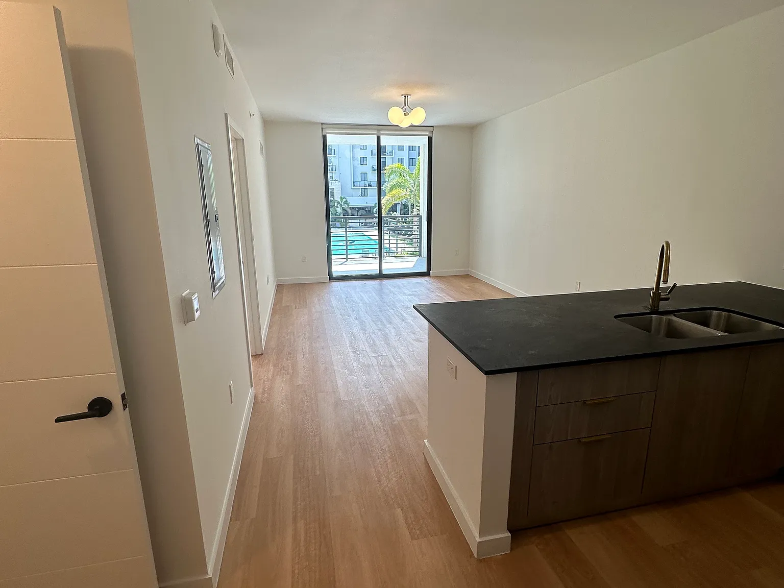 1 bed, 670 sqft, $2,039 — Photo 2