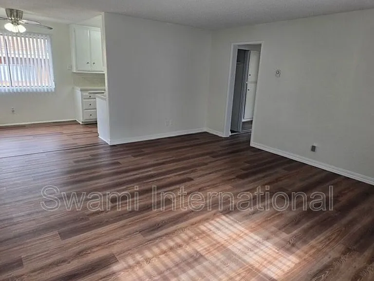 308 W Queen St #14 — Photo 6