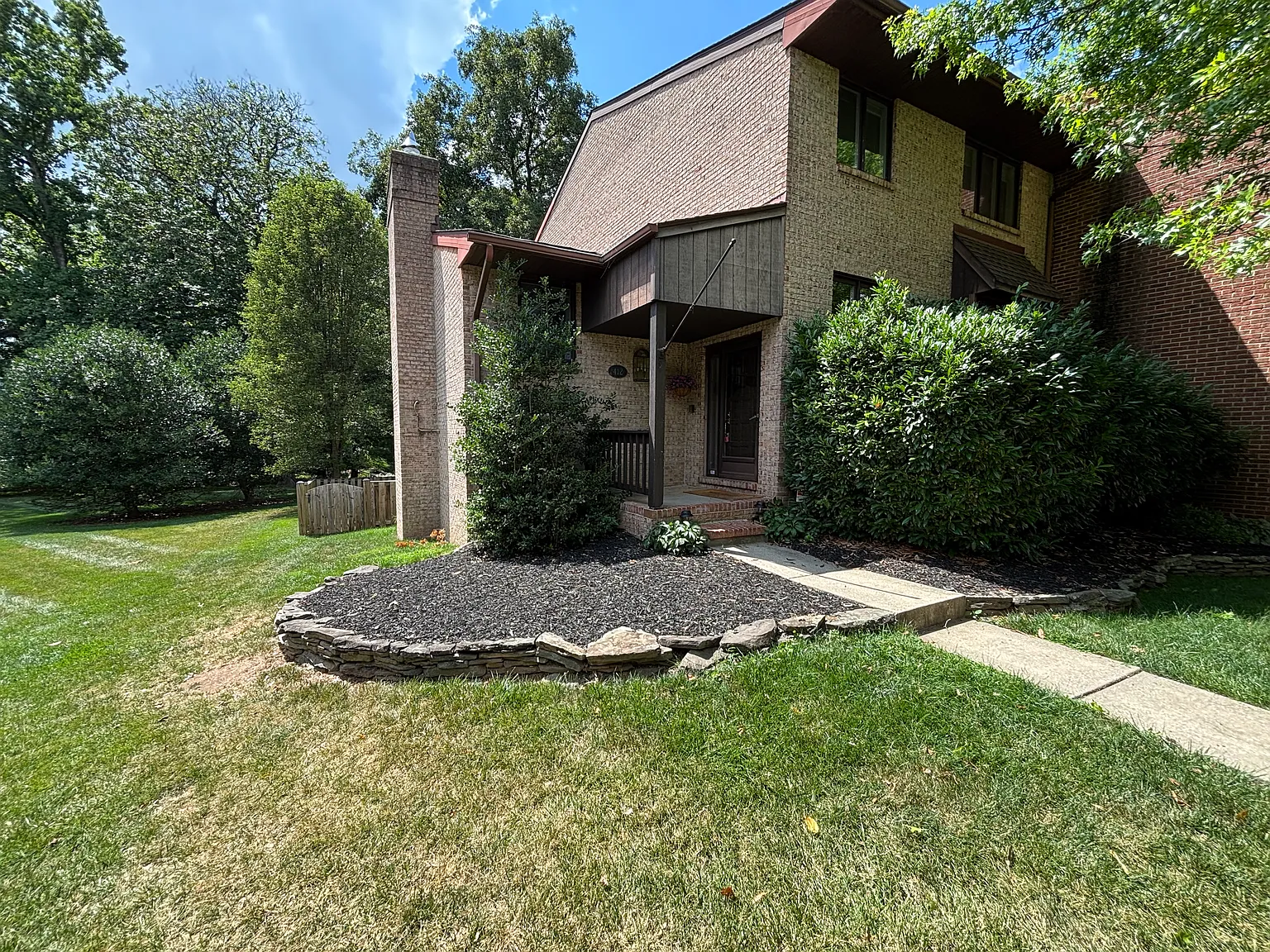 3 bed, 2588 sqft, $3,200 — Photo 1