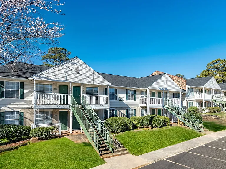 Castle Creek Apartments: Welcome Home to Comfort and Premier Living in Decatur, GA — Photo 23