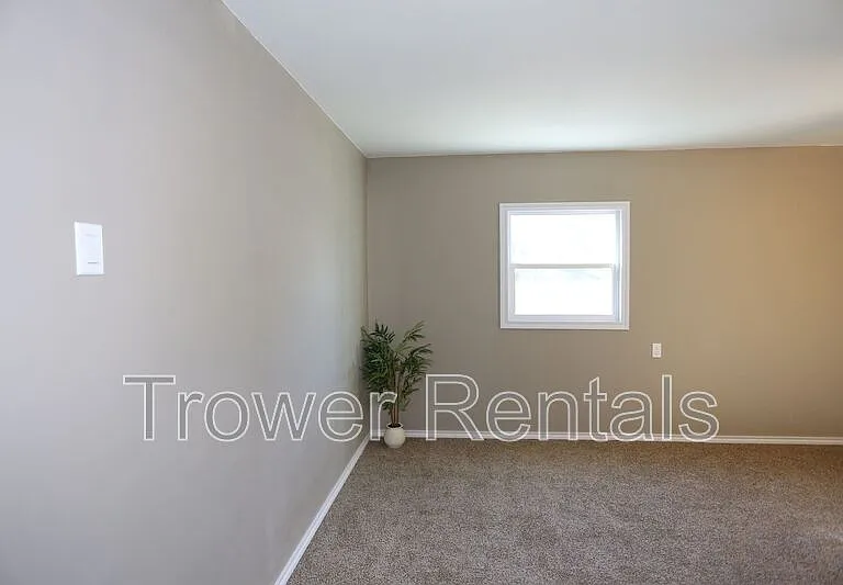 803 B Ave E — Photo 22
