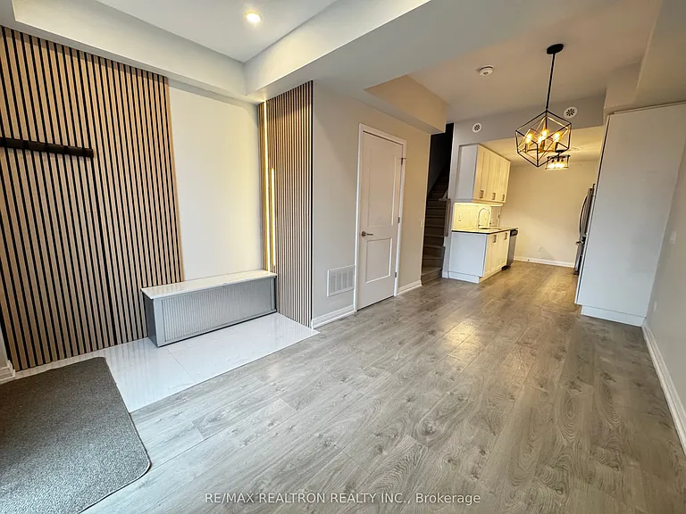 1050 Portage Pkwy #Townhouse 33 — Photo 8