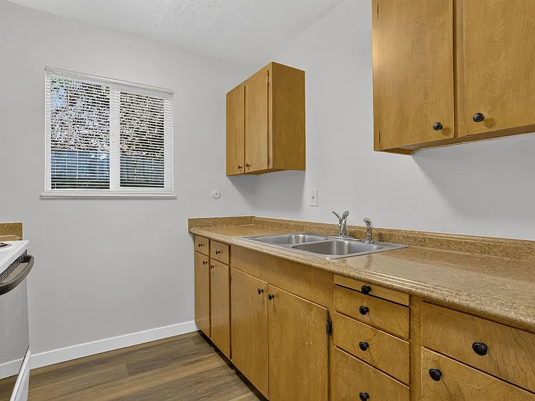 2527 NW Savier St — Photo 3