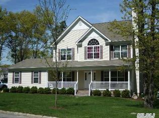 11 Apple Ct, Ridge, NY 11961