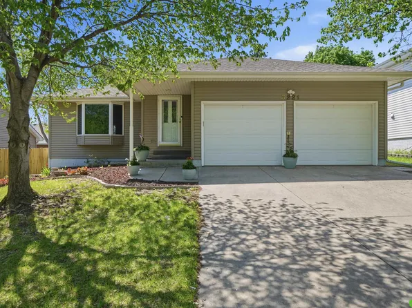 3221 Canyon Rd, Lincoln, NE 68516