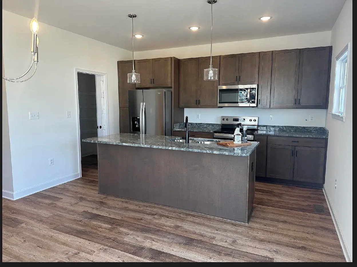 4 bed, 3.5 bath, 2178 sqft, $2,600 — Photo 2