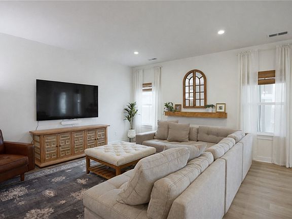 5th image of 209 Furness Dr