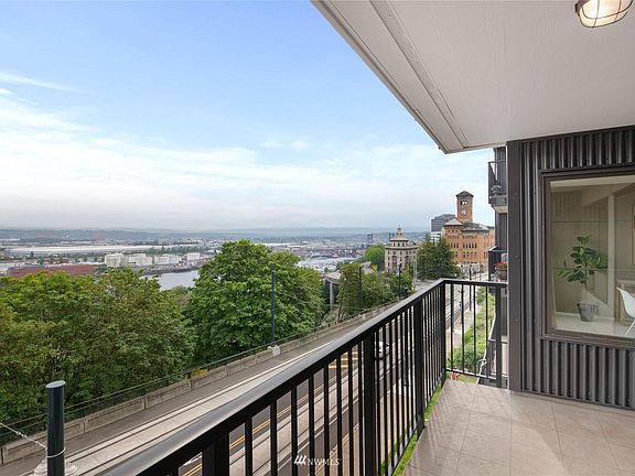 3rd image of 525 Broadway APT 306