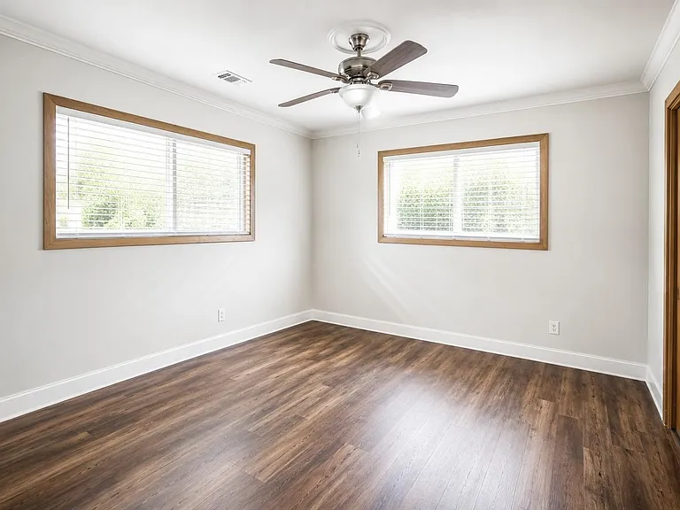 804 Merry Ln — Photo 13