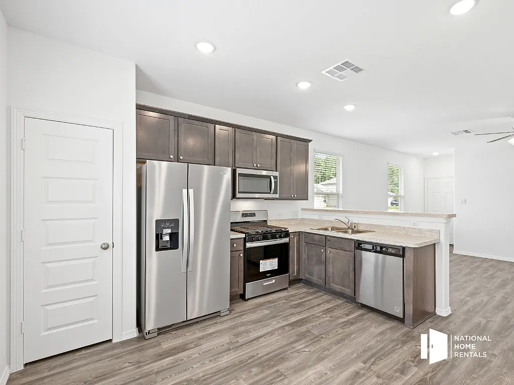 3 bed, 1205 sqft, $1,695 — Photo 3