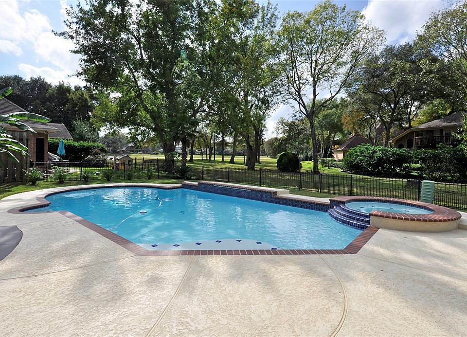 1st image of 2207 Woodland Dr