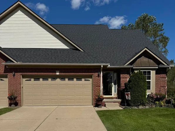 20511 Doves Pointe Dr, Brownstown, MI 48174