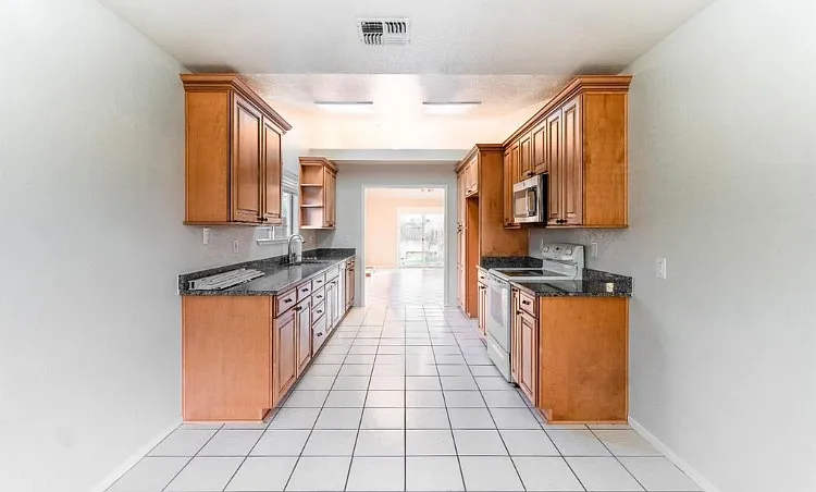 1304 Tyler Ct — Photo 16