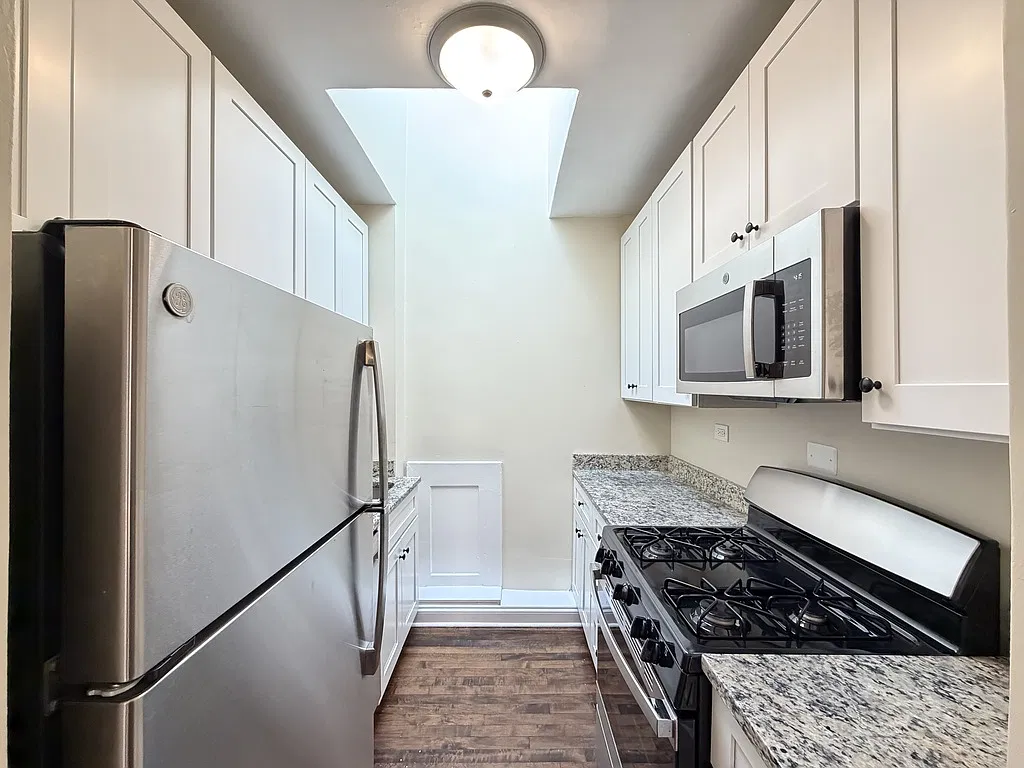Astounding 2 Bed, 1 Bath at Elm Street + Chestnut (Winnetka) — Photo 3