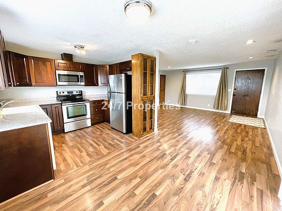 3rd image of 1221 Leonard St APT 3