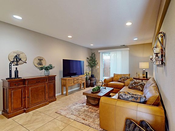 4th image of 207 Castillian Blvd