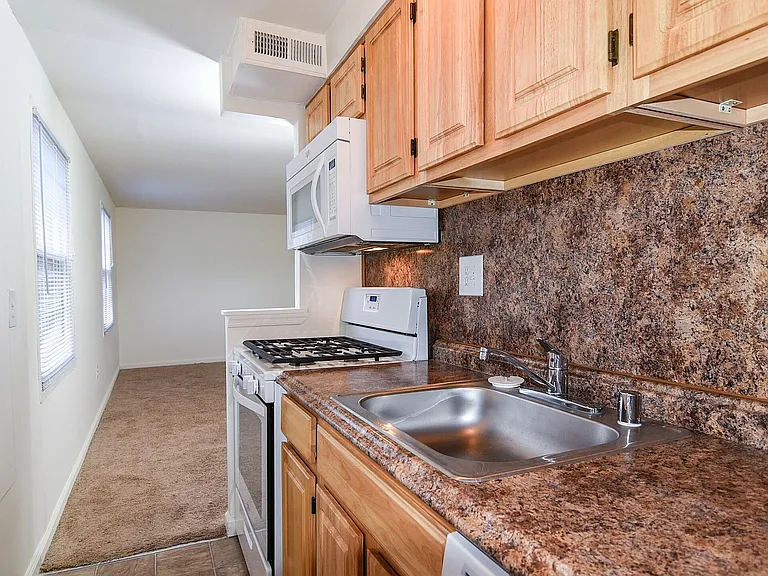 2016-10-31_Park Crescent Apartments-016