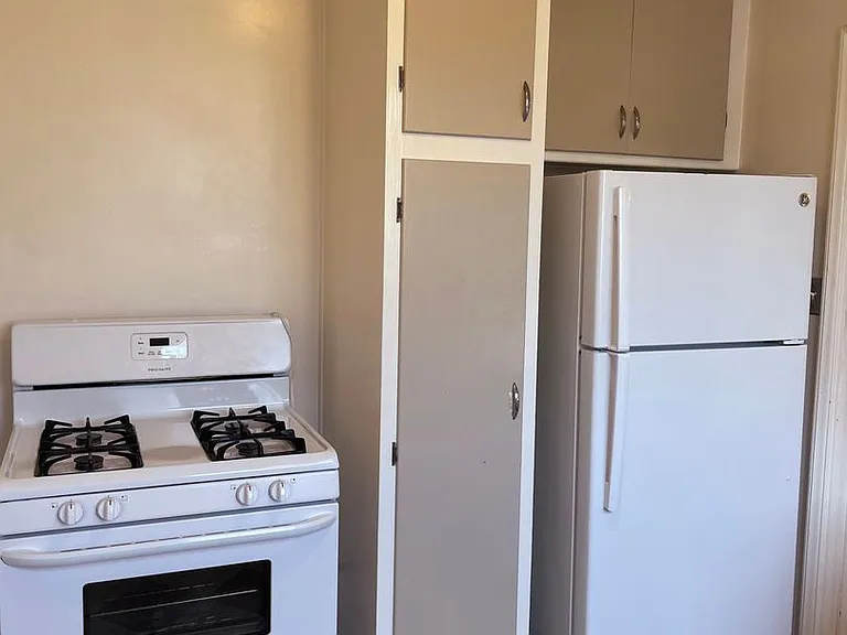 3200 Rowena Ave — Photo 14