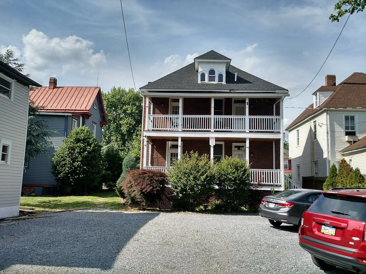 Building Photo - 440 Elm Ave SW #3