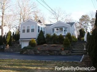 28 Oakhurst Rd, Hampton Bays, NY 11946