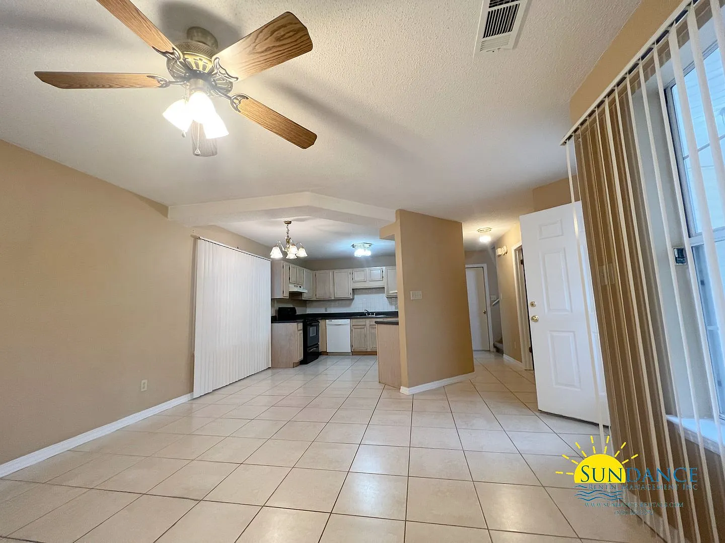 2 Bedroom Home with one-car garage in central FWB! — Photo 2