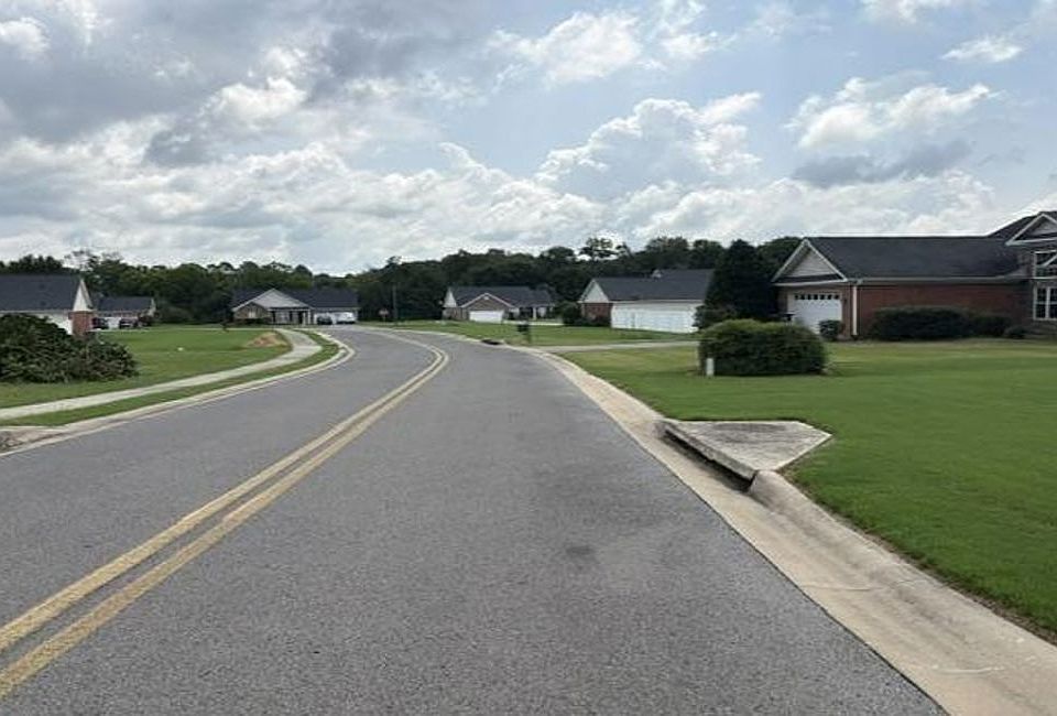 Exterior Neighborhood (street photo)