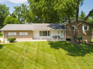 1823 Timberledge Dr, Cedar Falls, IA 50613