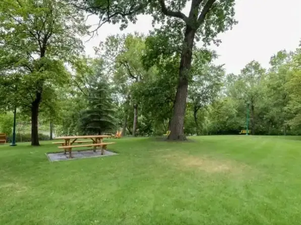 300 Roslyn Rd #1A, Winnipeg, MB R3L 0H4