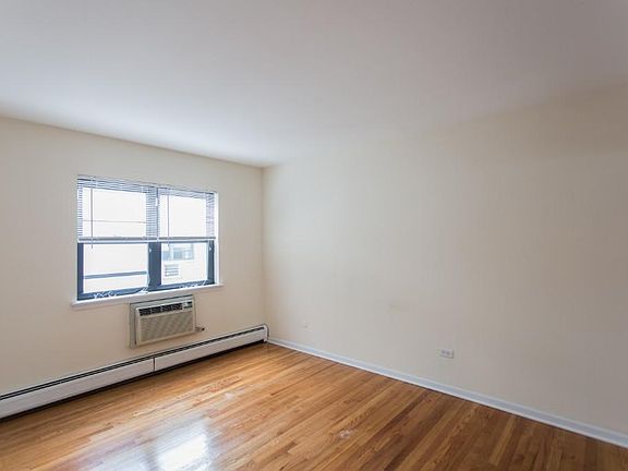 3rd image of 527 W Oakdale Ave #403C
