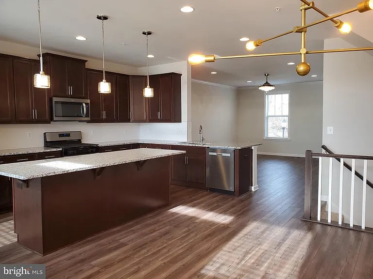 304 Faversham Pl — Photo 10